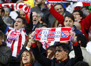 Temporada 12/13. Final Copa del Rey 2012-13. Real Madrid - Atlético de Madrid. Aficionados atléticos en las gradas del Bernabéu